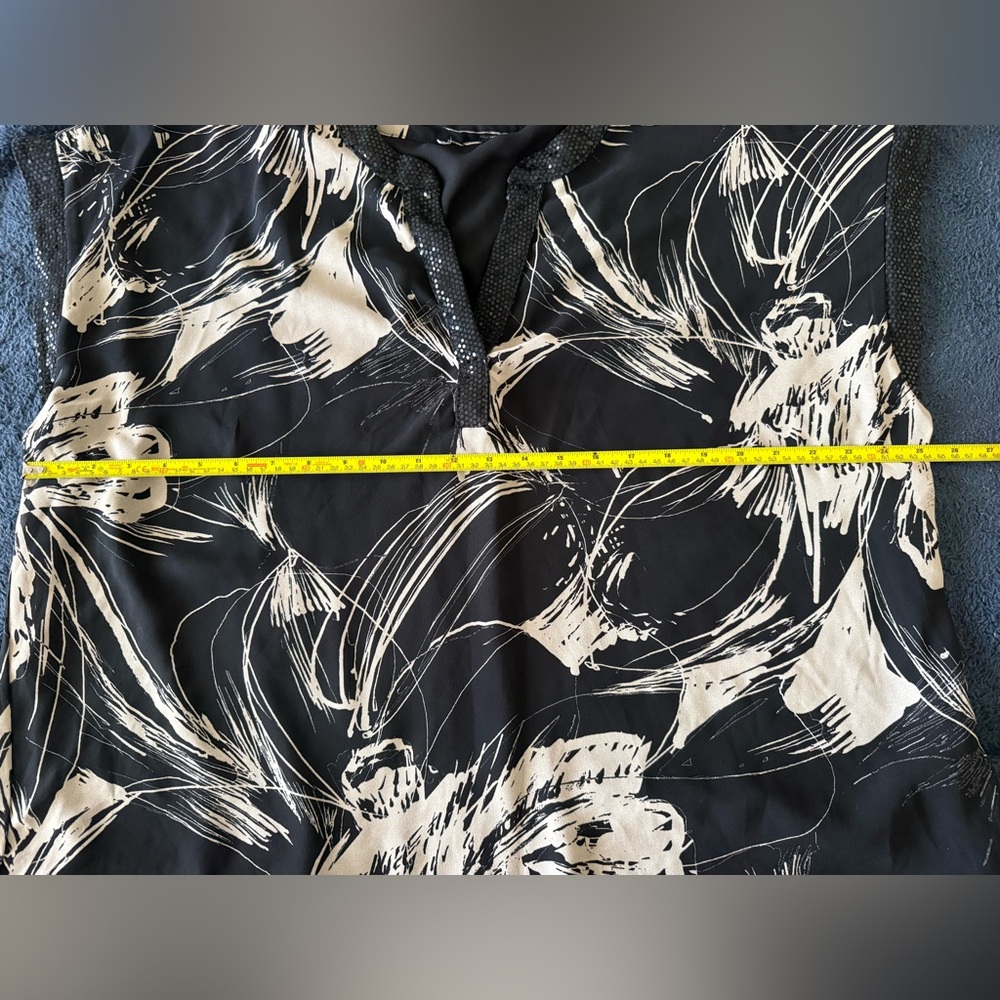 Women's plus-size blouse in size 2XL, black and beige with a floral pattern. - Picture 8 of 10